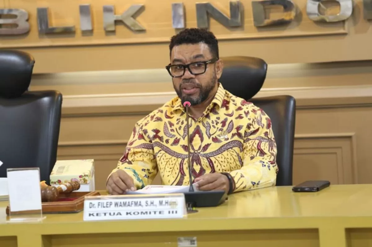 Ketua Komite III, Filep Wamafma memimpin Rapat Komisi dengan KONI Pusat terkait pengawasan pelaksanaan Undang-Undang Nomor 11 Tahun 2022 tentang Keolahragaan. (KONI Pusat)