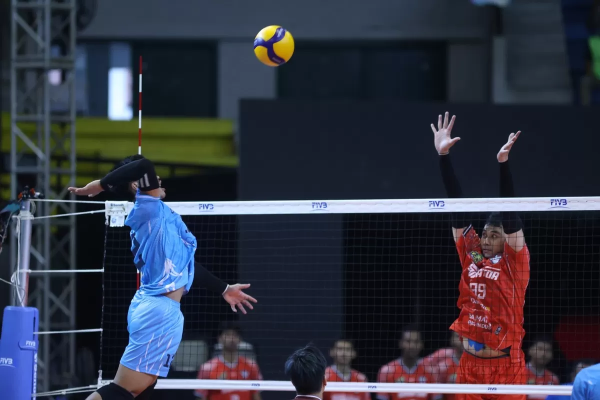 Pemain Garuda Jaya bersiap melakukan serangan dalam perebutan peringkat tiga Proliga 2026 di GOR Amongrogo, Yogyakarta, Selasa, 21 April. (PBVSI)