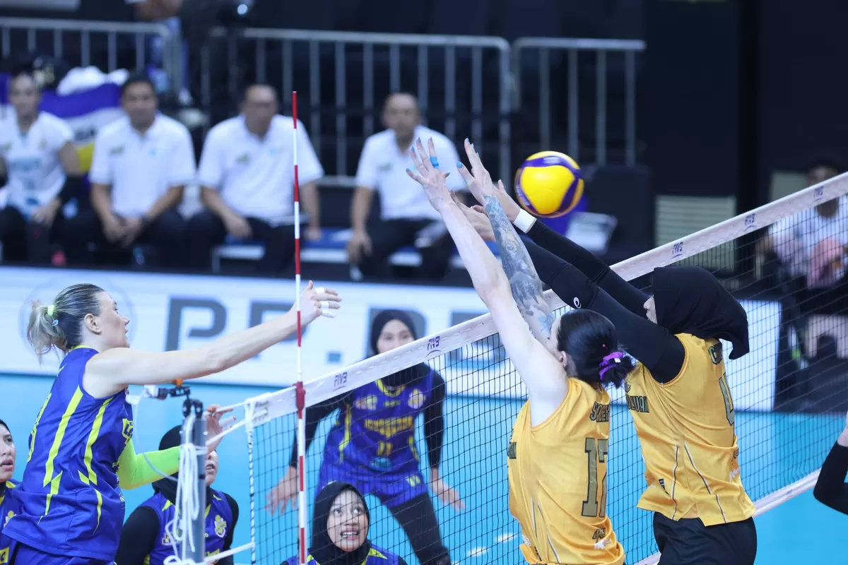 Dua pemain Popsivo melakukan double bloker untuk menghalau serangan JPE di lanjutan peringkat tiga Proliga 2026, di Yogyakarta, 21 April 2026. (PBVSI)