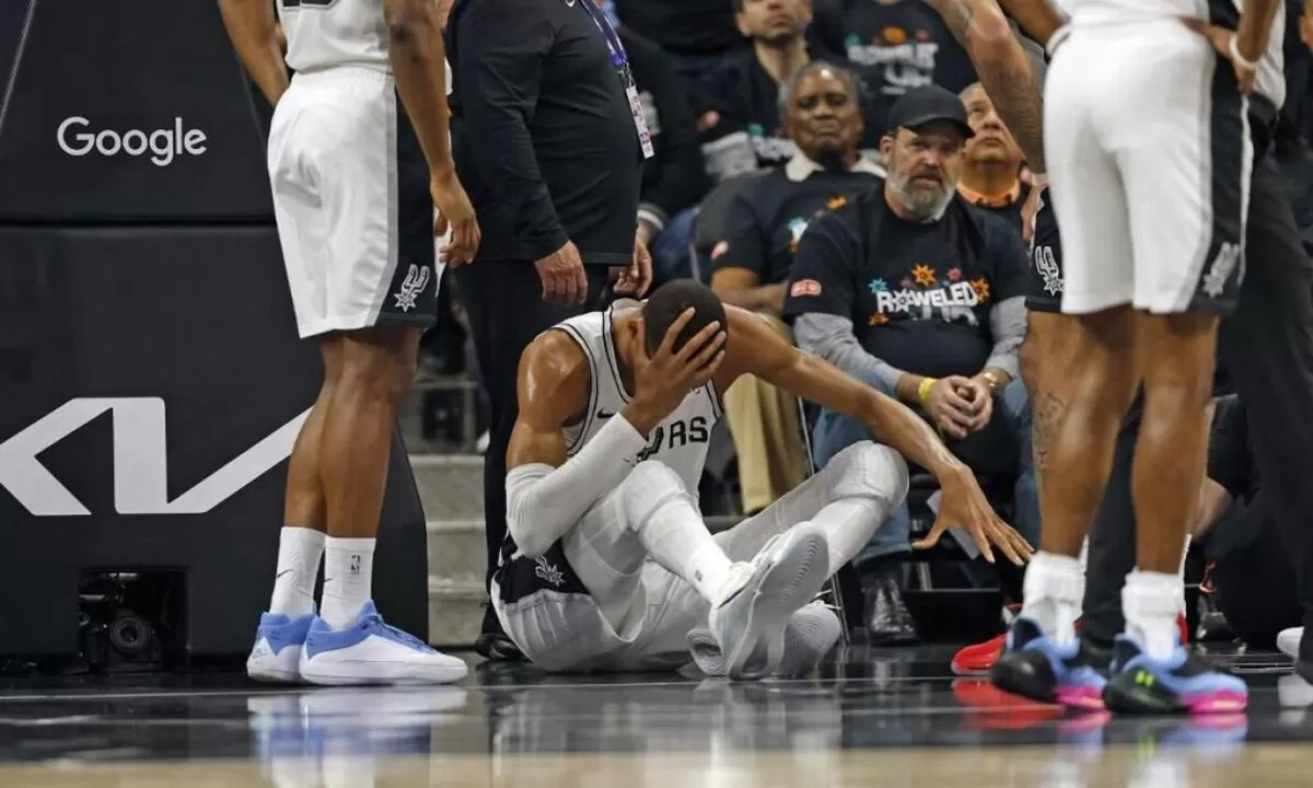 Victor Wembanyama #1 terjatuh dengan wajah membentur lantai dan mengalami gegar otak dalam kekalahan di babak playoff melawan Portland Trail Blazers.   (RONALD CORTES)