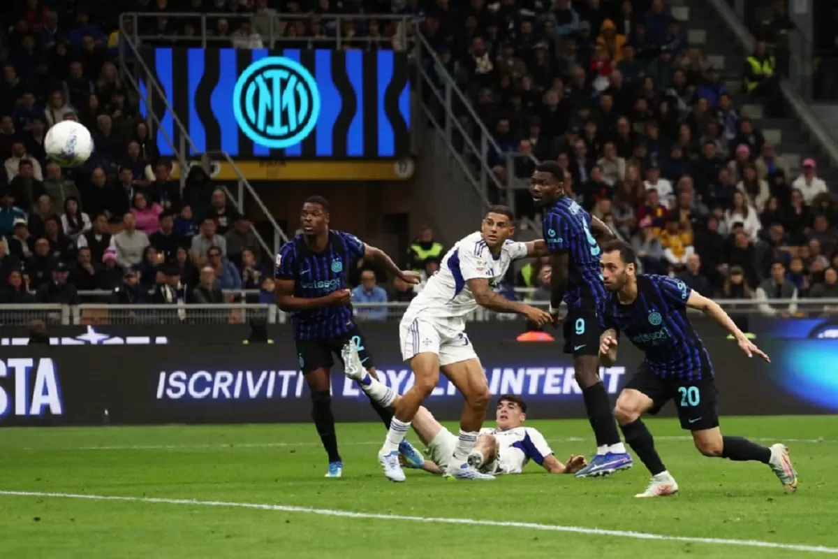 Hakan Calhanoglu merangkai dua gol untuk Inter 