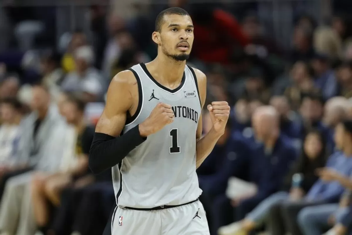 Bintang San Antonio Spurs, Victor Wembanyama mengalami gegar otak setelah terjatuh dengan wajah terlebih dahulu saat dilanggar oleh Jrue Holiday di Gim 3 playoff.  (upi.com)