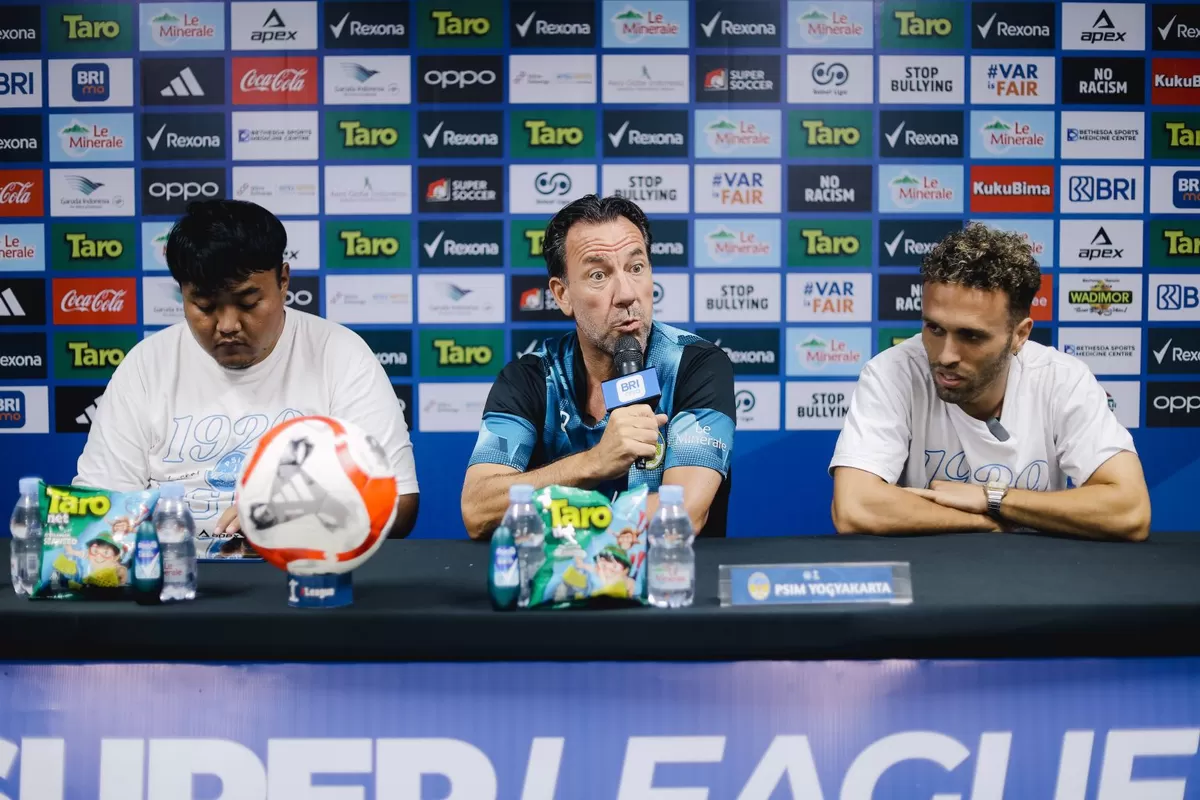 Pelatih PSIM Yogyakarta Jean Paul Van Gastel saat konferensi pers jelang laga melawan Persija. (PSIM Yogyakarta)
