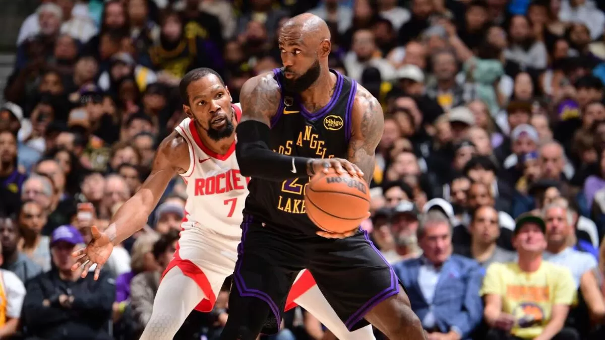 Kevin Durrant mengawal ketat bintang Los Angeles Lakers LeBron James dalam Gim 2 playoff NBA 2026 Wilayah Barat.  (NBA)