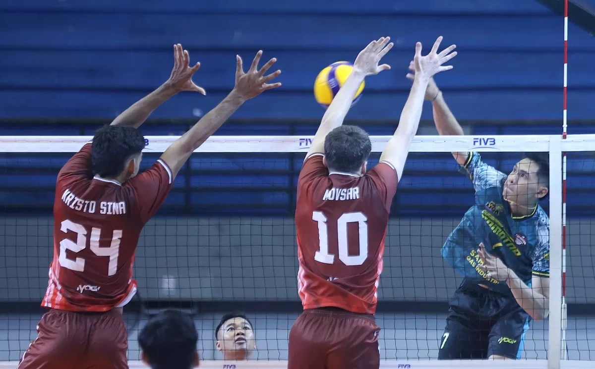 Pemain Samator berusaha melayangkan bola. Blocking ketat diterapkan dua pemain Samator dalam gim 2 perebutan peringkat ketiga Proliga 2026.  (PBVSI)