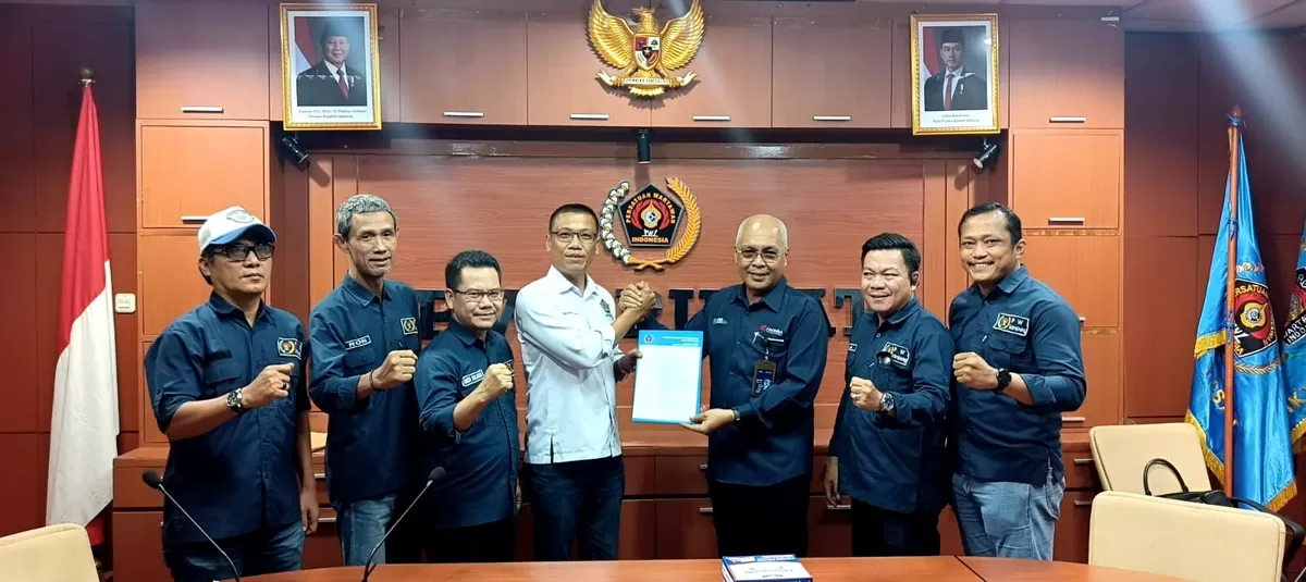 Ketua Umum PWI Akhmad Munir memberikan SK penunjukkan Lampung sebagai tuan rumah Hari Pers Nasional dan Porwanas.  (PBSI)