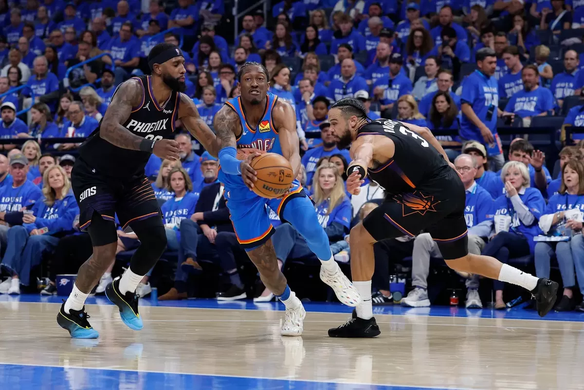 Guard Thunder, Jallen William di jaga ketat dua pemain Phoenix Suns dalam lanjutan Gim 1 Playoff NBA 2026. (Imagn Images)