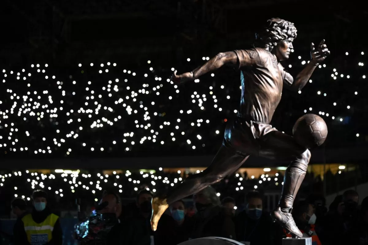 Patung perunggu Diego Armando Maradona berdiri di stadion Napoli.