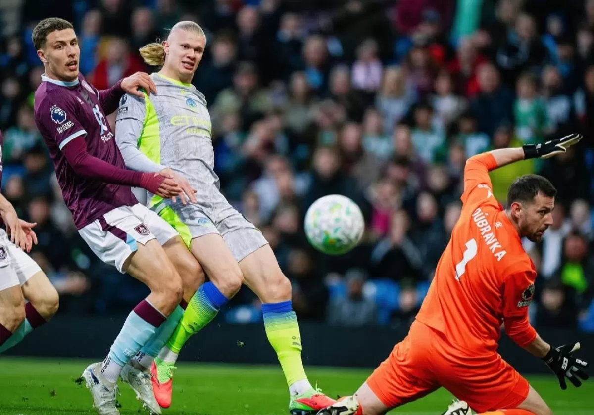 Erling Haaland cetak gol cepat ke gawang Burnley. Bawa City ke puncak klasemen Liga Primer. (@mancity)