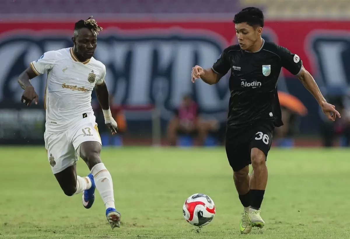 Moussa Sidibe (Bhayangkara FC) terlibat duel dengan Althaf Indie (Persis Solo/kanan). (@persissolo)