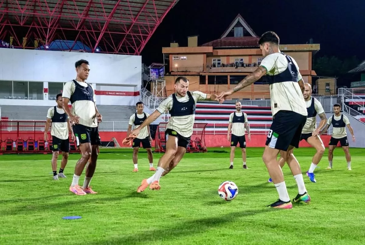 Skuat Persebaya jalani latihan jelang duel melawan Malut United FC di pekan ke-29. (Persebaya)