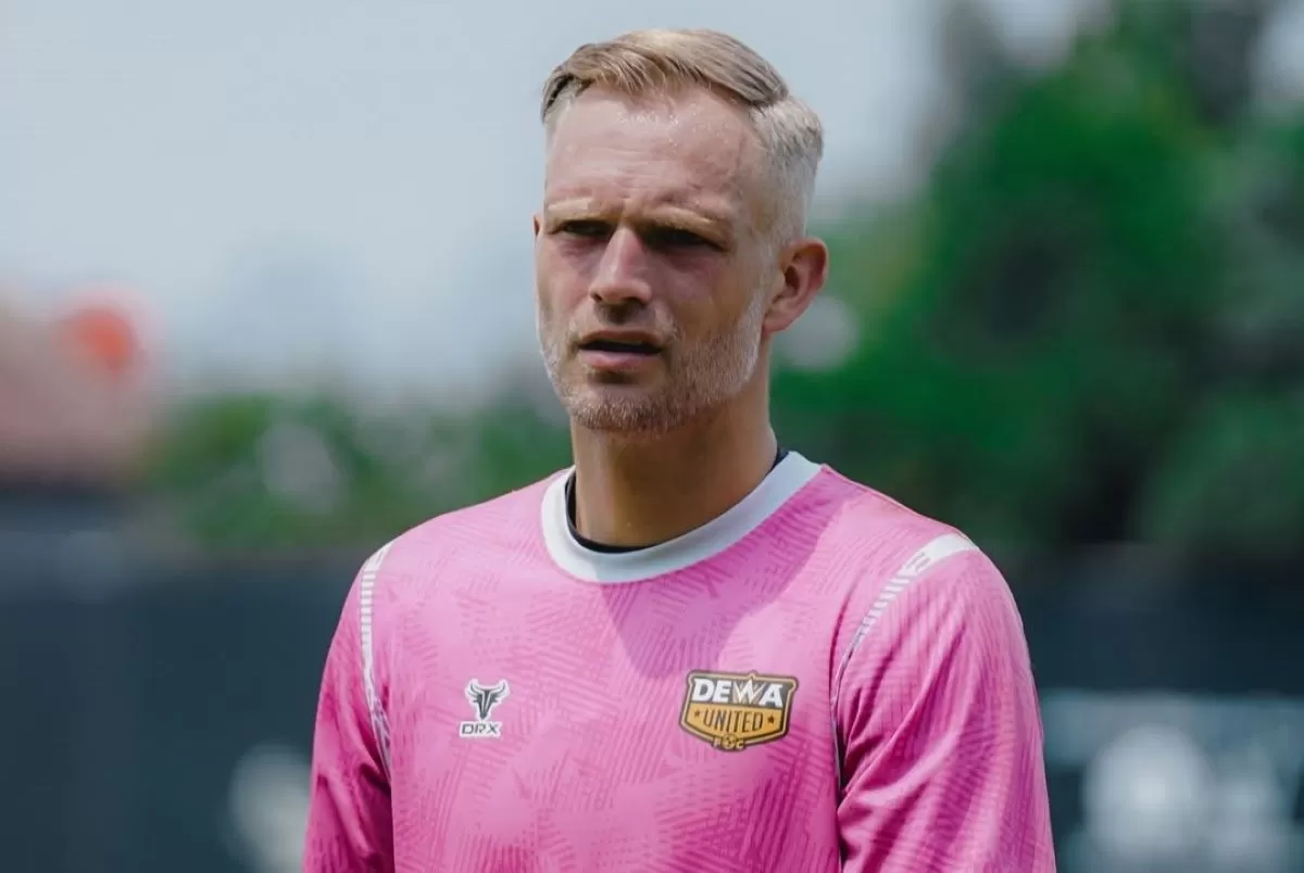 Sonny Stevens kiper Dewa United Banten FC resmi masuk Klub 100. (Dewa United FC)