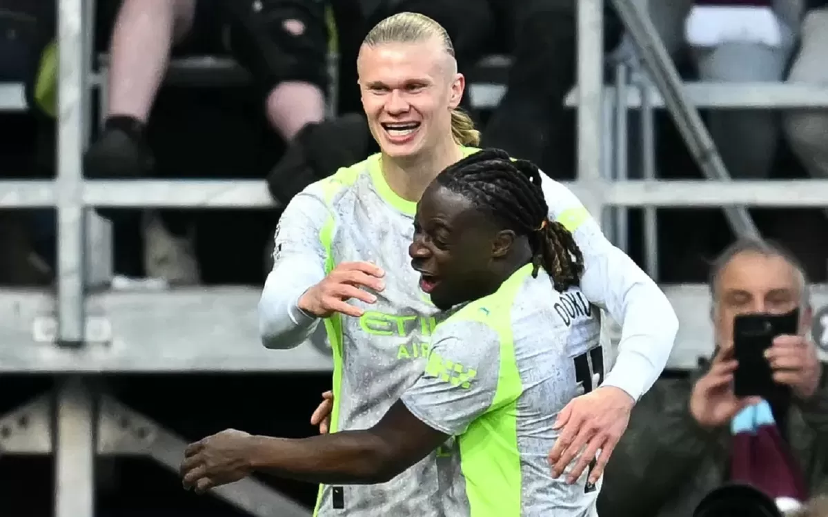 Erling Haaland merayakan kemenangan Manchester City atas Burnley.