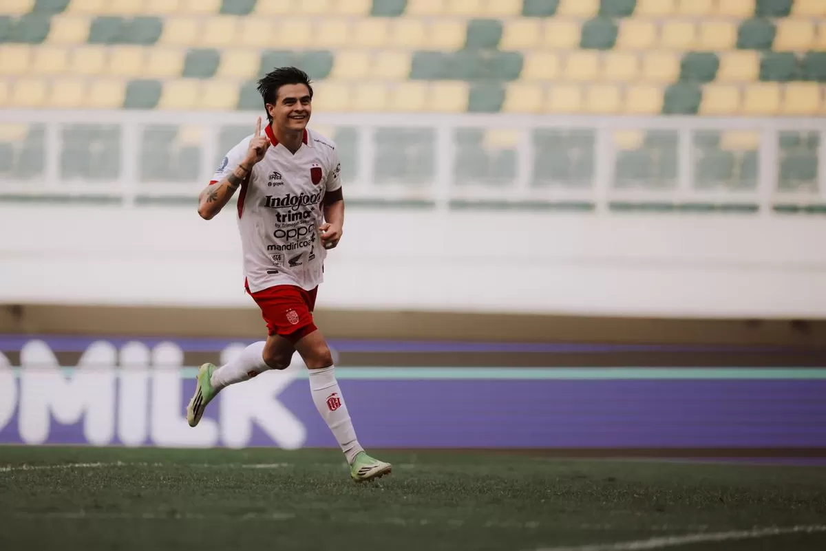 Pemain Bali United, Diego Campos cetak gol ke gawang Persita. (Bali United)