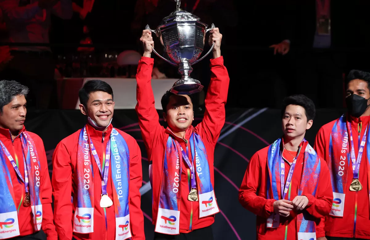 Anthony Sinisuka Ginting mengangkat trofi Piala Thomas 2020 lalu. Dia berperan penting bagi Indonesia dalam merebut gelar ke-14 turnamen ini.  (Badminton Photo)