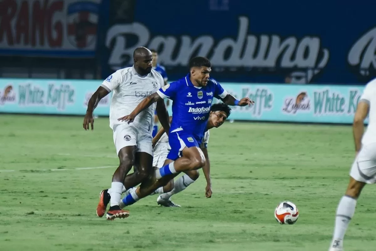 Pemain Persib Berguinho mencoba menerobos pertahanan Arema FC. (@persib)