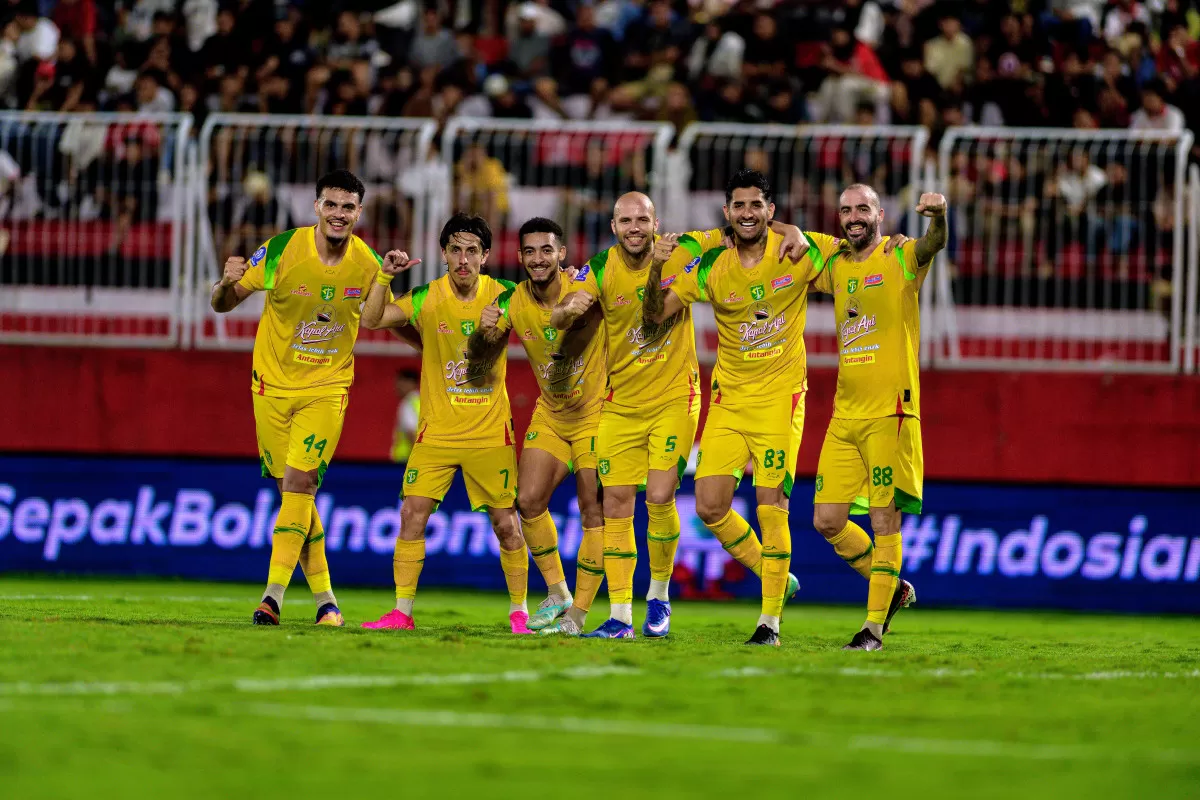 Selebrasi gol Persebaya ke gawang Malut United FC di pekan ke-29 Super League 2025/26. (Persebaya)