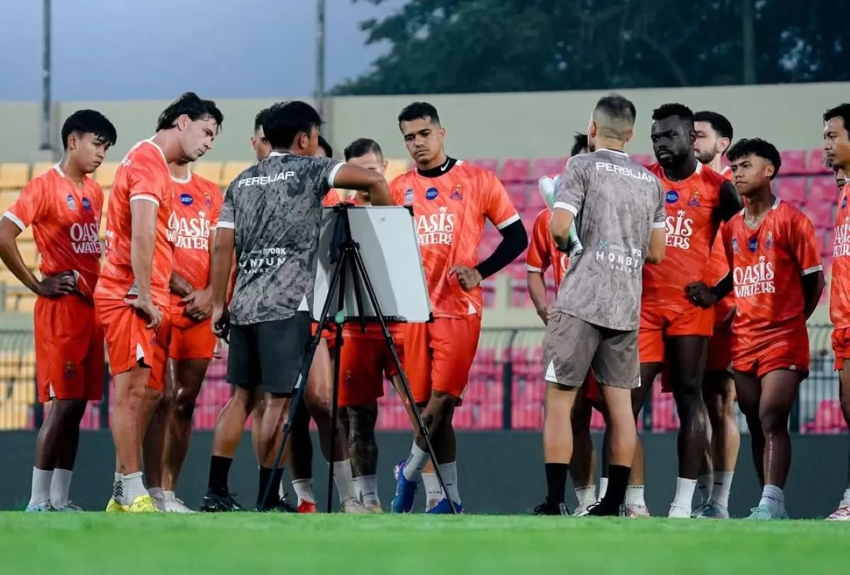 Pelatih Persijap Mario Lemos berikan instruksi kepada pemainnya dalam latihan. (@persijap_jepara)