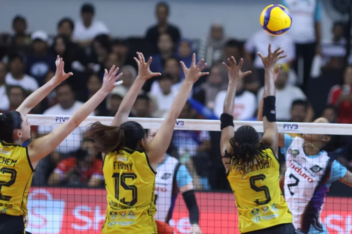  Gresik Phonska Plus Pupuk Indonesia menurunkan pertahanan berlapis untuk menutup gempuran Jakarta Pertamina Enduro di leg 1 Grand Final Proliga 2026, di Yogyakarta, 24 April ini. (PBVSI)