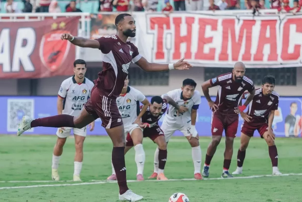 Yuran Fernandes cetak gol dari titik penalti ke gawang Persik Kediri di pekan ke-29 Super League 2025/26. (@psm_makassar)