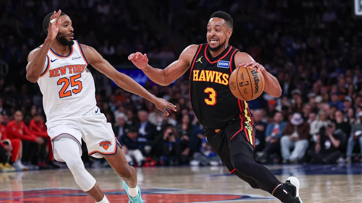Guard Atlanta Hawks, CJ McCollum (3) dijaga ketat guard New York Knicks, Mikal Bridges (25) pada Gim 2 Playoff NBA 2026 di Madison Square Garden. (Imagn Images)