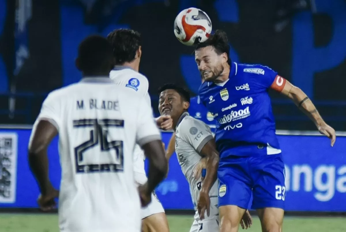 Marc Klok diadang tiga pemain Arema FC di laga pekan ke-29 Super League 2025/26. (@persib)
