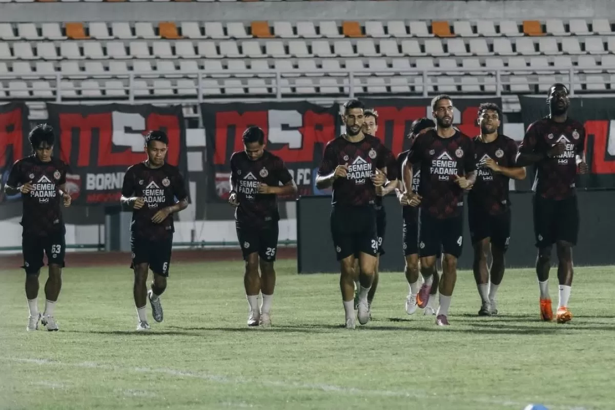 Skuat Semen Padang FC jalani latihan resmi di Stadion Segiri. (@semenpadangfcid)