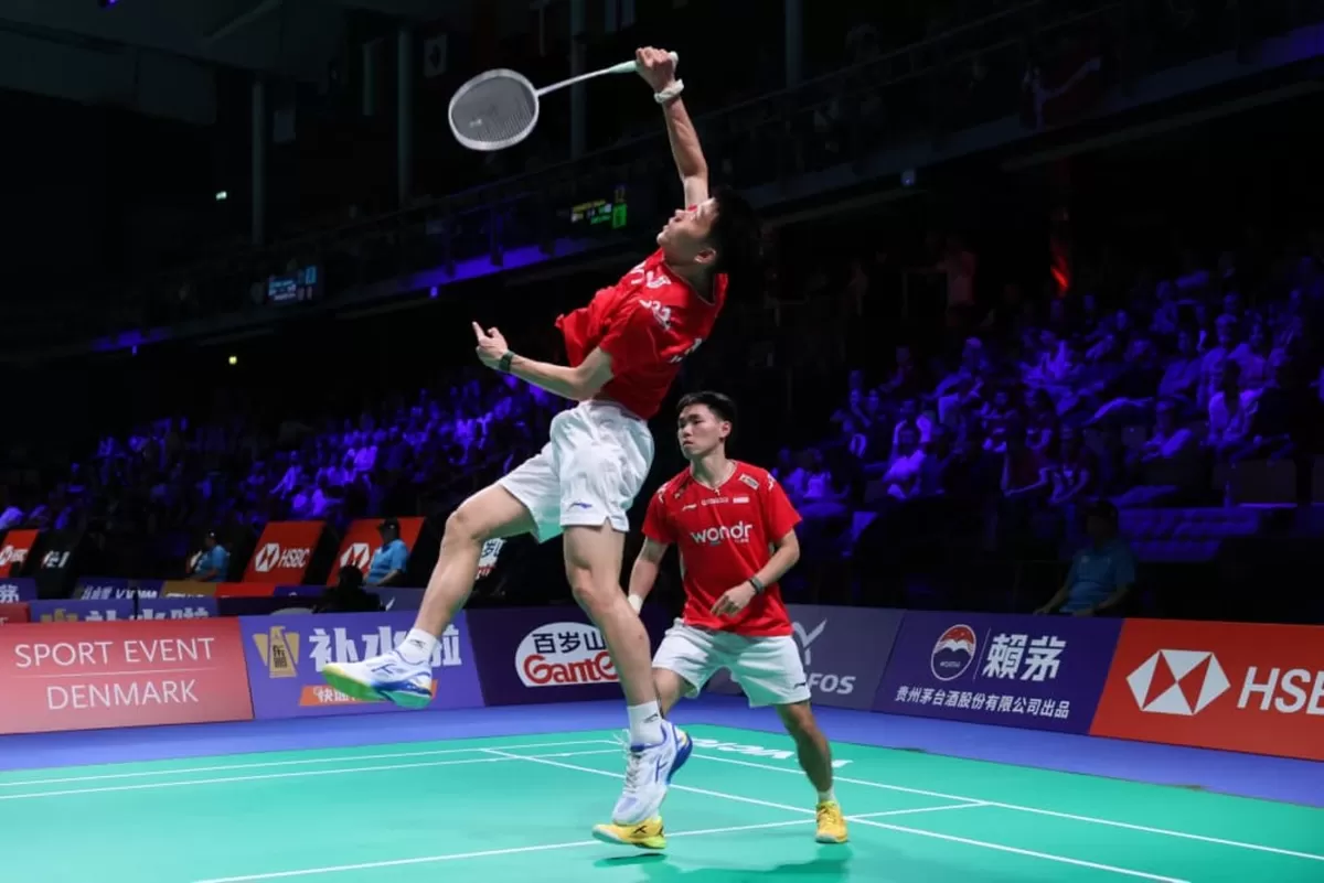 Aksi ganda putra debutan, Raymond Indra/Nikolaus Joaquin di laga pertama Grup D Piala Thomas 2026 di Forum Horsens, Sabtu, 25 April dini hari WIB. Indonesia sikat Aljazair 5-0.  (PBSI)