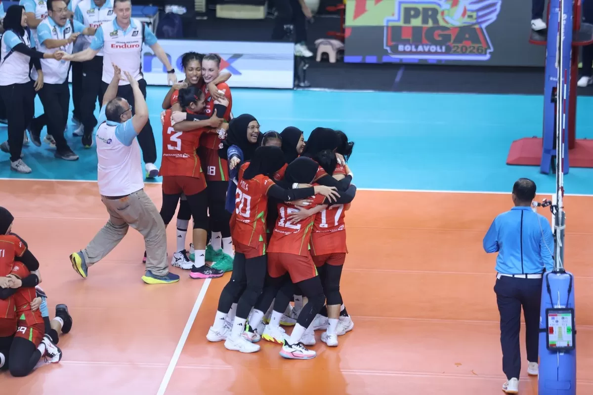 Para pemain Jakarta Pertamina Enduro berpelukan usai memastikan mempertahankan gelar juara Proliga 2026. Mereka menang agregat 2-0 atas Gresik Phonska Plus di Grand Final, GOR Amongrogo, 25 April.  (PBVSI)