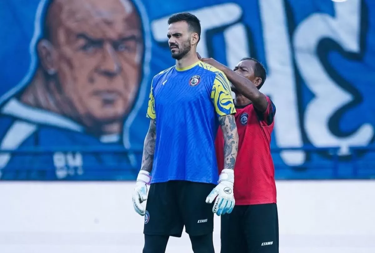 Kiper Arema FC Lucas Frigeri dipuji Bojan Hodak di laga melawan Persib. (@aremafcofficial)