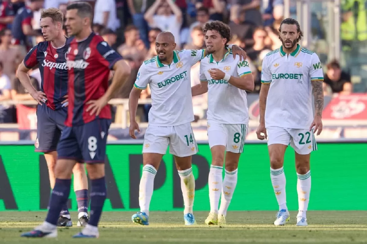 Neil El Aynaoui dari AS Roma merayakan setelah mencetak gol kedua timnya bersama rekan setimnya Donyell Malen.