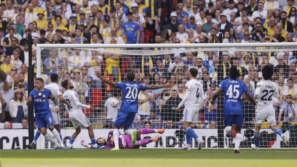 Laga Chelsea melawan Leeds United pada semifinal Piala FA, Minggu (26/4). (Reuters)