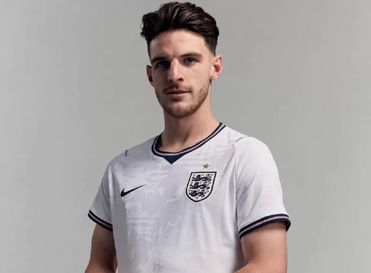 Declan Rice memperagakan kaus kandang Timnas Inggris untuk Piala Dunia 2026.
