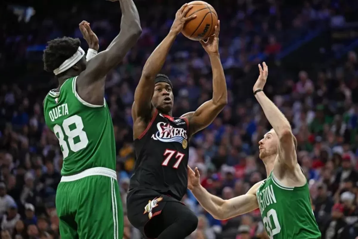 Guard 76ers Vj Edgecombe (77) yang melakukan layup berusaha dihalangi dua center Celtics Neemias Queta (88) dan forward Sam Hauser (30) saat paruh waktu kedua di Xfinity Mobile Arena, 27 April.  (sixerswire)
