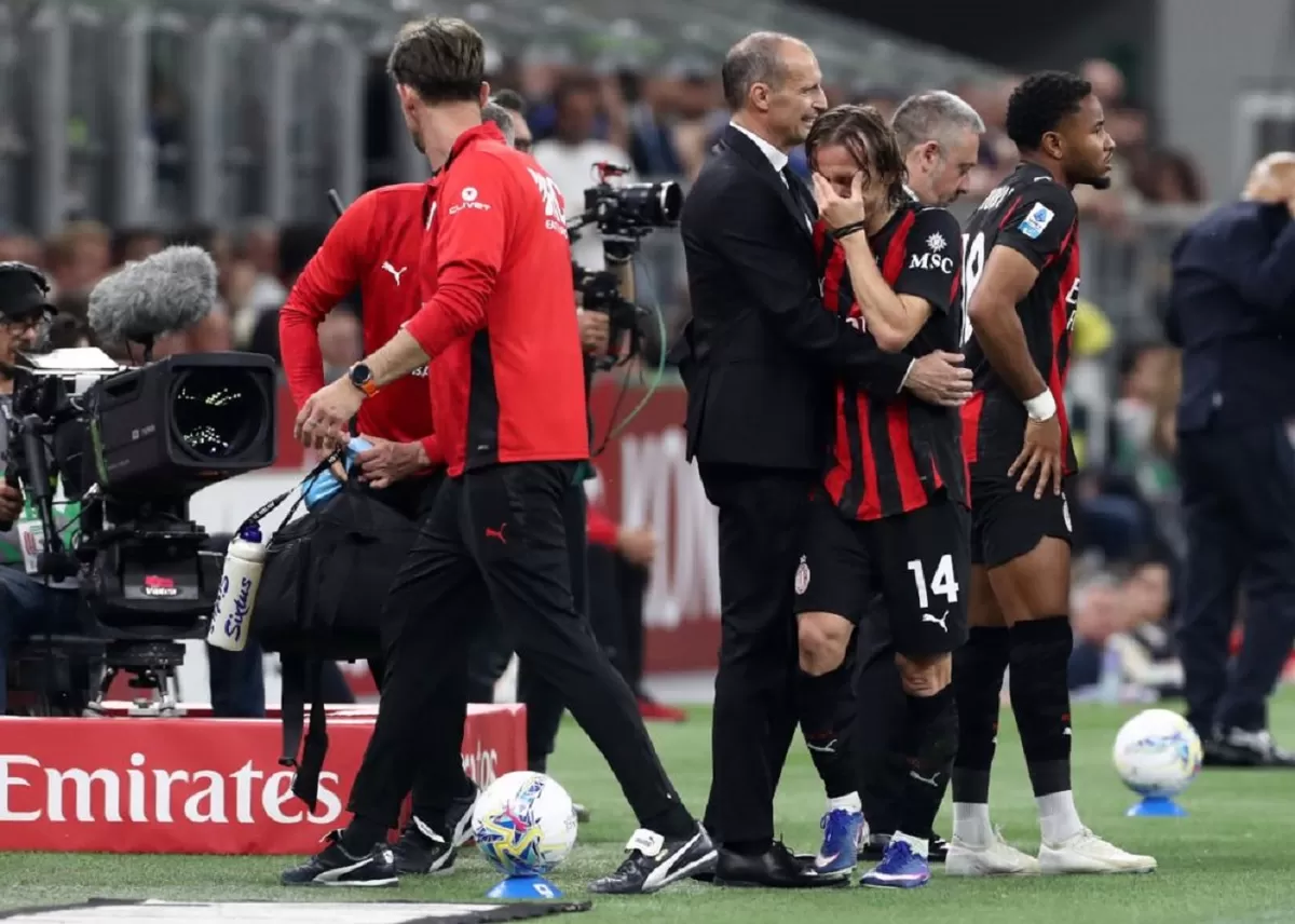 Luka Modric terpaksa keluar lapangan setelah mengalami cedera.