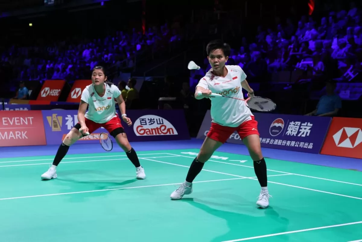 Pasangan ganda putri Indonesia,  Amallia Cahaya Pratiwi/Siti Fadia Silva Ramadhanti saat melawan Australia di gim kedua penyisihan Grup C. Kemenangan atas Australia itu pastikan tiket perempat final. (PBSI)