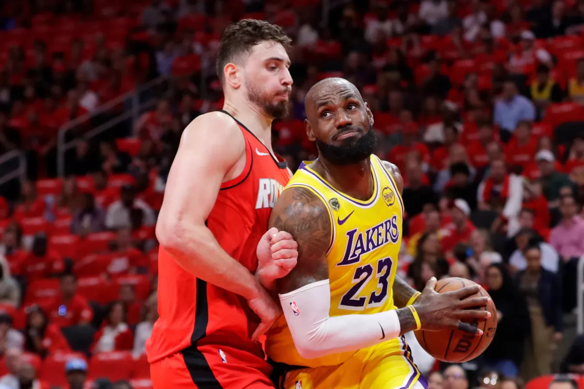 Lakers forward Lebron James (23) mencoba menyerang pertahanan Rockets yang dijaga ketat oleh Alperen Sengun pada Gim 3 babak pertama playoff NBA 2026, Jumat lalu, 24 April waktu setempat.  (AP Photo)