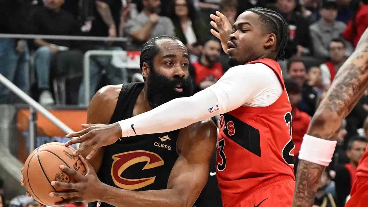Foto: James Harden, guard Cleveland Cavaliers, mencari opsi umpan saat dijaga oleh Jamal Shead, guard Toronto Raptors. Sama-sama berbagi kemenangan 2-2, dan mereka dalam mode krusial di Gim 5. (Imagn Images)