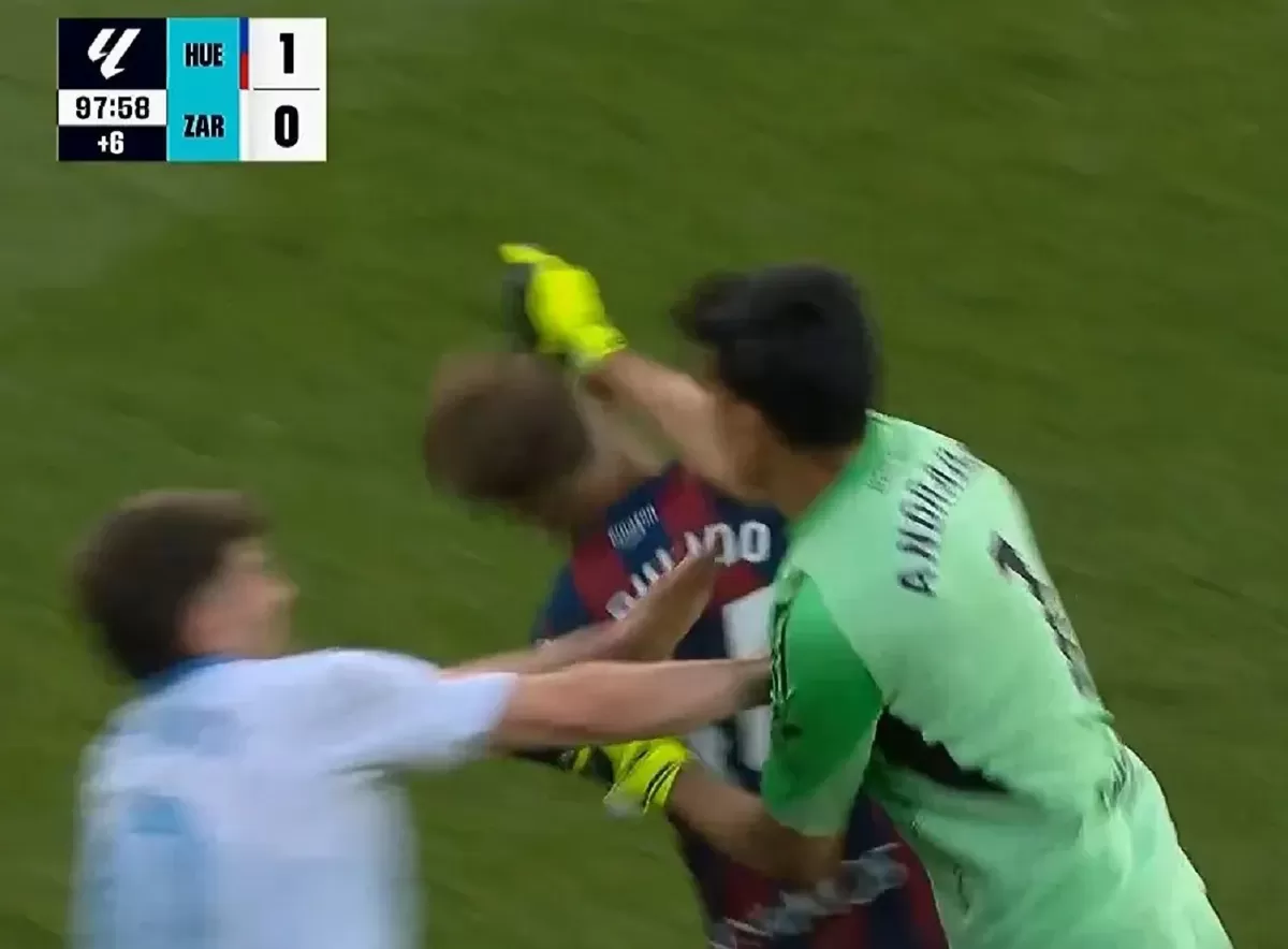 kapten Huesca, Jorge Pulido tak berdaya akibat pukulan Esteban Andrada.  (LALIGA)