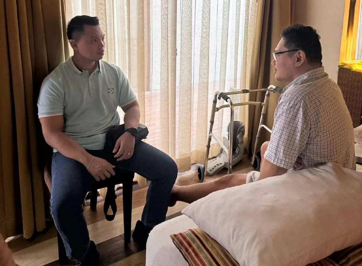 Yoga Adi Putra Ketua DPC Gerindra Denpasar dan Wakil Ketua DPRD Denpasar *kiri) saat mengunjungi Pino Bahari, di sebuah penginapan di Kuta.