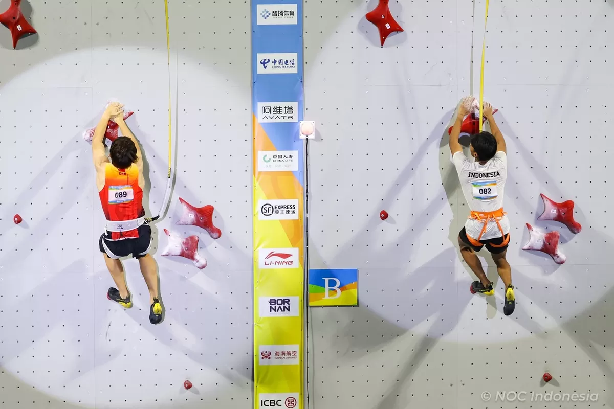 Speed putra Indonesia, Antasyafi Robby Al Hilmi (kanan) berlomba dengan Zhao Yicheng (Cina) di laga final Asian Beach Games Sanya 2026, Selasa, 28 April 2026. Robby bawa pulang perak. (NOC Indonesia)