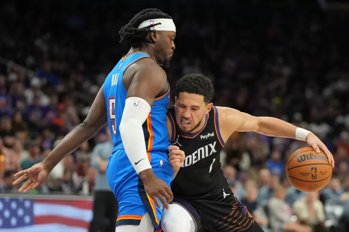 Guard Suns, Devin booker berusaha melewati penjagaan guard Thunders, Luguentz Dort di gim tiga playoff NBA 2026. (Imagn Image)