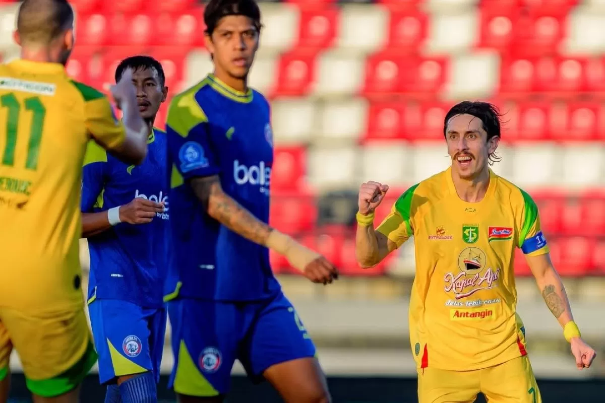 Pemain Persebaya Francisco Rivera (kanan) cetak brace di laga kontra Arema FC di pekan ke-30 Super League 2025/26. (@officialpersebaya)