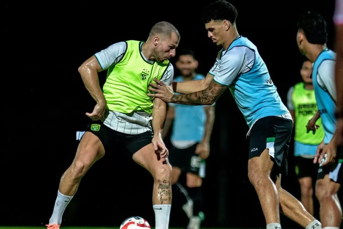 Skuat Persebaya jalani latihan menjelang derby Jawa Timur di pekan ke-30 Super League 2025/26. (Persebaya)