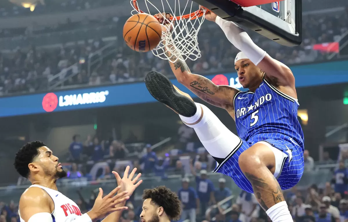 Forward Orlando Paolo Banchero melakukan aksi slamdunk di Gim 4 Playoff NBA 2026 melawan Pistons, Selasa, 28 April 2026. Orlando unggul sementara 3-1. (Orlando Sentinel)