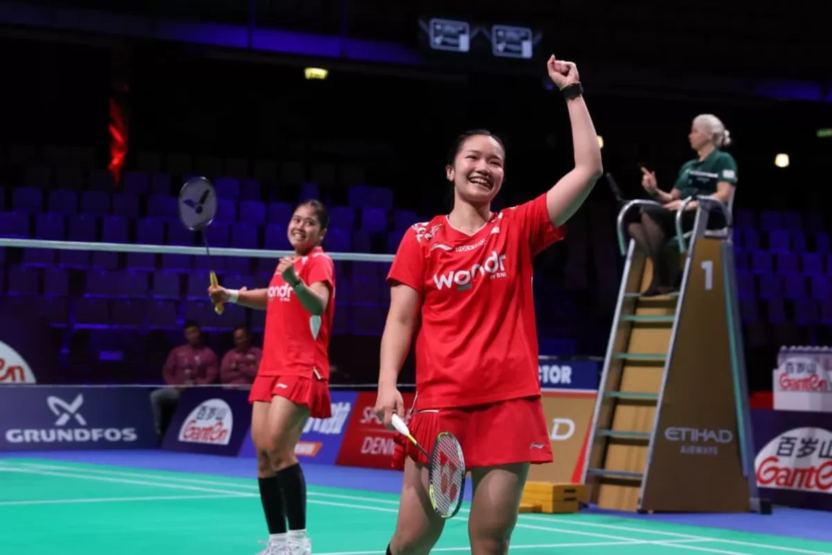 Performa apik duet Rachel Allessya Rose/Febi Setianingrum menjadi titik balik skuad Uber Indonesia. Indonesia pun menang dramatis 3-2 atas Taiwan dan melangkah ke-8 Besar sebagai juara Grup C.  (PBSI)