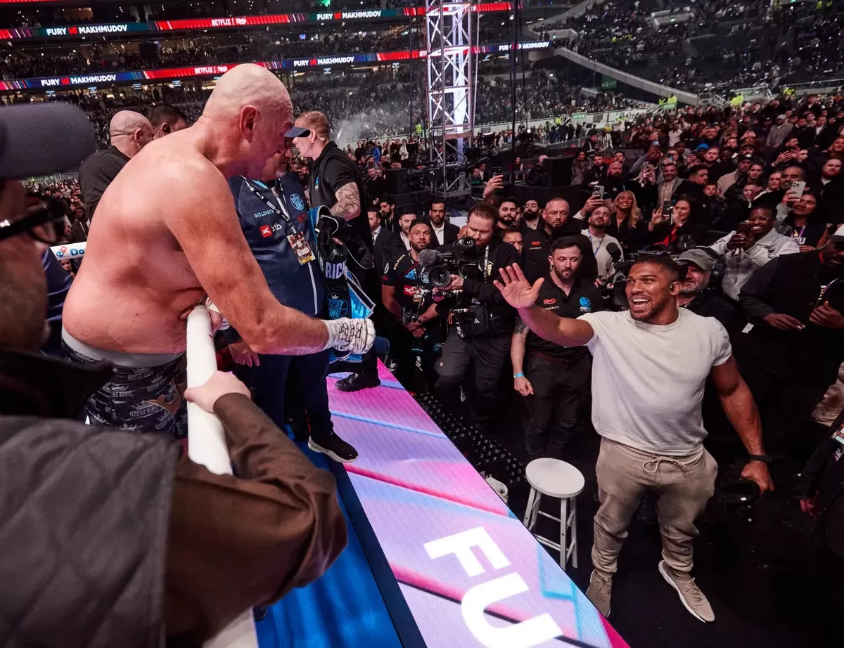Tyson Fury menantang Anthony Joshua untuk bertarung.