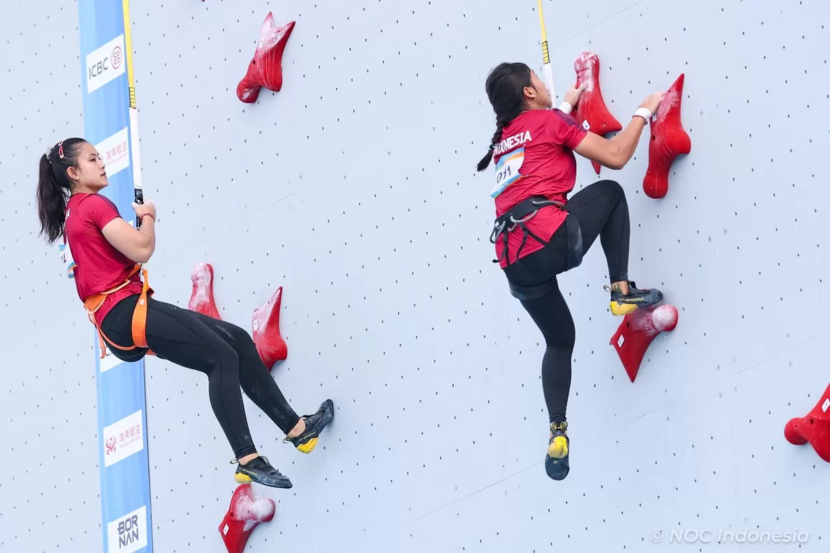 Duet Desak Made Rita Kusuma Dewi dan Kadek Adi Asih, sukses mengukir sejarah di Asian Beach Games 2026, dengan meraih emas di nomor speed relay women's. Ini merupakan emas pertama Indonesia. (NOC Indonesia)