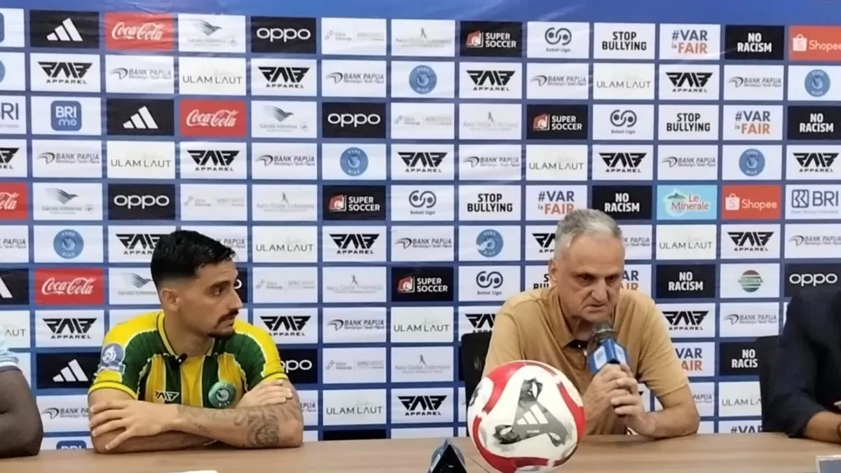 Pelatih PSBS Biak, Marian Mihail. (I.League)