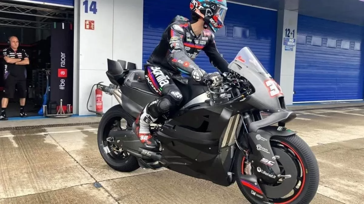 Lorenzo Savadori lakukan tes motor MotoGP 850cc Aprilia di Jerez. (&copy; Gold and Goose)